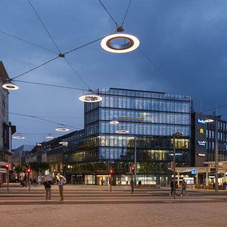 Umgestaltung Jahnplatz in Bielefeld. Tragwerksplanung für die Seilüberspannung der Nachtsonnen.